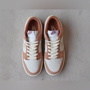 dunk low color curry size 39 / men 6.5 / womens 8.5